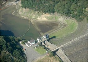 石田川ダム ～石田川源流のカキツバタが群落する淡海池手前にある石の公園～