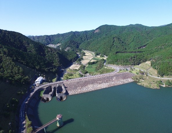 青土ダム～オートキャンプ場を備えた憩いの水辺、半円形洪水吐が神秘的～