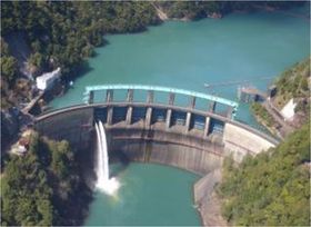 二津野ダム ～熊野川に佇むアーチ式ダム～