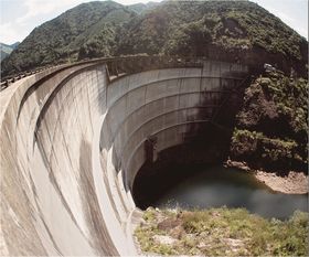 坂本ダム ～堤高103m　美しいアーチ式ダム～