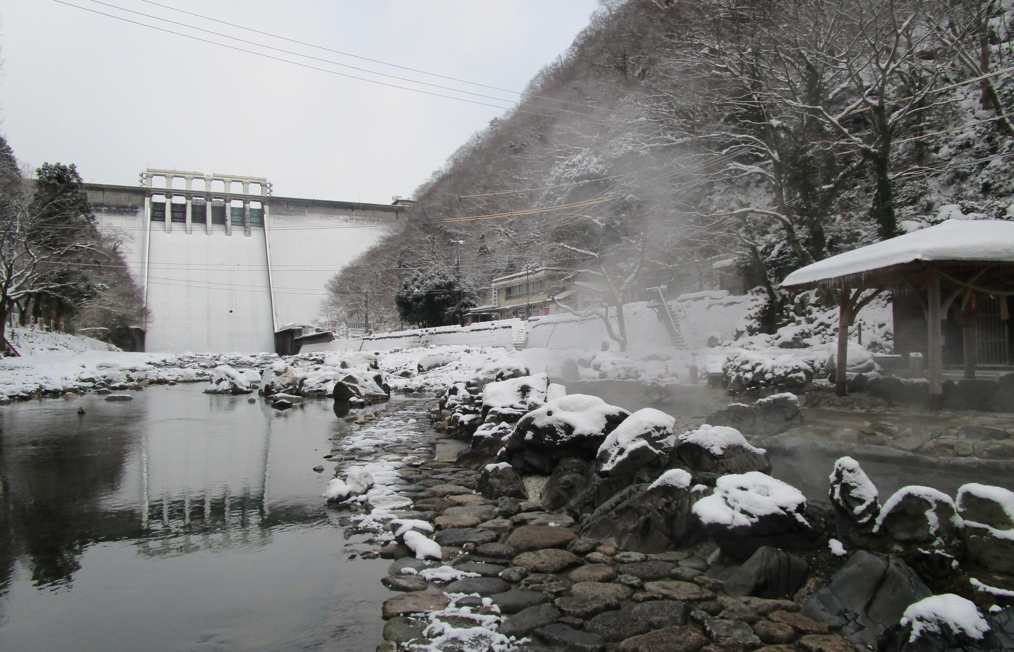 湯原ダム ～名湯「湯原温泉」の露天風呂から見上げるダム～