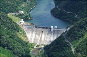 津川ダム ～氷ノ山後山那岐山国定公園を望む自然の中のダム～