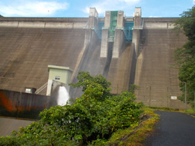 陣屋ダム～蛍が乱舞する重力式コンクリートダム