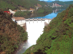 北川ダム～渓谷を横断する県内唯一のアーチダム～