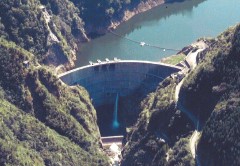 旭ダム～　（日本初、バイパス放流設備を備えるアーチダム）　～