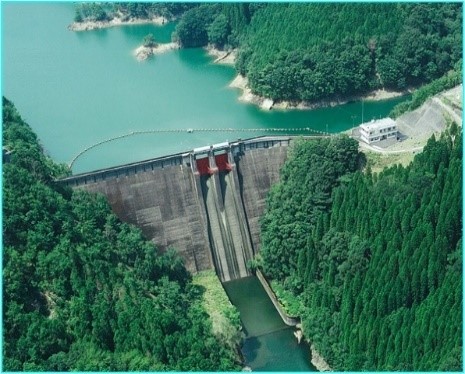 綾南ダム～貯水池に注ぐままこ滝、水しぶきをあげる姿は必見～