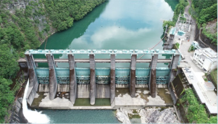 小森ダム～国立公園に調和した鋼製ｹﾞｰﾄが映えるダム～