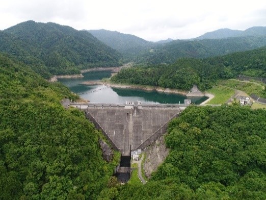 東荒川ダム ～全国名水百選・尚仁沢湧水と隣接するダム～