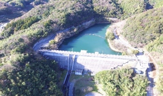 鎌井谷ダム　～　県下有数のミカン産地を支えるダム　～