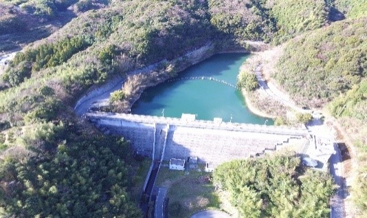鎌井谷ダム　～　県下有数のミカン産地を支えるダム　～