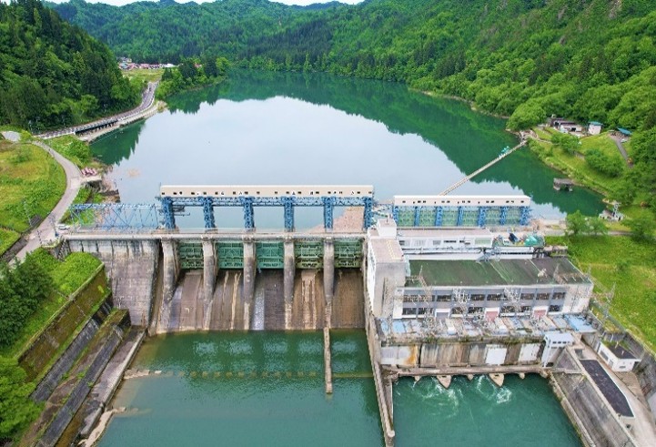 上田ダム～ＪＲ只見線と雪景色の似合うダム～