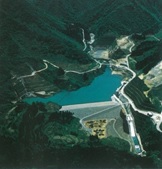 布施川ダム～周囲の緑に調和した「みどり湖」～