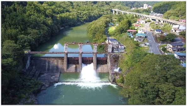 小網ダム～ダム湖を間近に感じる通路橋がハイキングコースのダム～