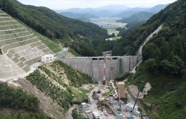 吉野瀬川ダム　～ 市街地から気軽に会いに行けるダム建設中 ～