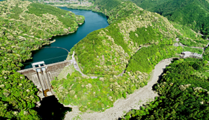 七川ダム～春・数千本の桜が湖畔を彩る、県下初の補助ダム～