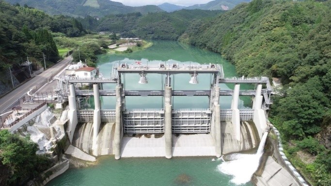 西郷ダム～釣鐘型クレーンカバーが印象的なリニューアルダム～