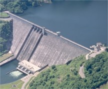田子倉ダム ～重力式コンクリートダムのうち、運転開始時ダムの堤体積　日本一～