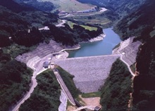 湯谷川ダム～牛岳の麓で静寂を湛えるダム湖～