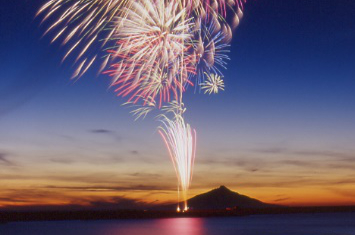 写真:利尻富士の夕景とてしお川港まつり