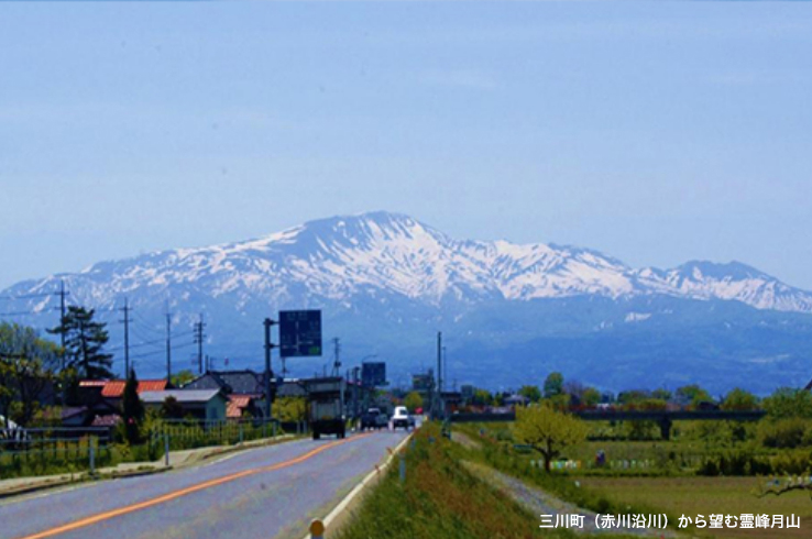 �ʐ^:�O�쒬�i�Ԑ쉈��j����]�ޗ�􌎎R