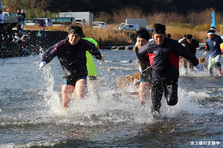 写真:水上俵引き競争