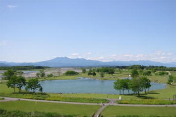 堤防から望む鬼怒川と日光那須連山