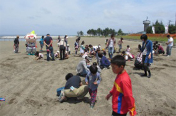 イベント風景＜砂浜での宝探＞