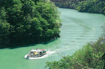 写真:庄川峡湖上遊覧