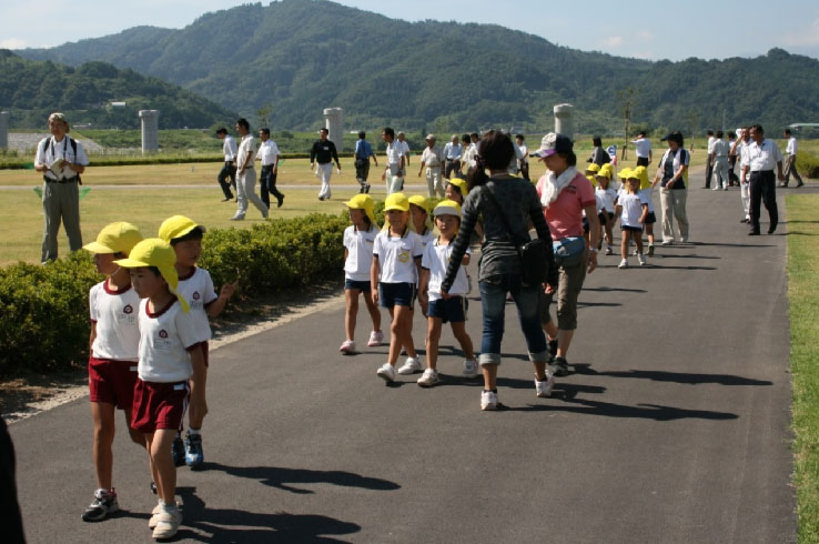 写真:富士川親水公園を散策する子どもたち