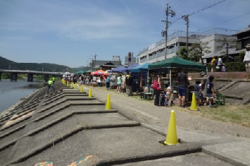 写真:たじみ河川敷サンデーマーケット