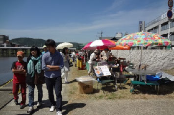 写真:たじみ河川敷サンデーマーケット