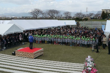 写真:広い芝生広場でイベント