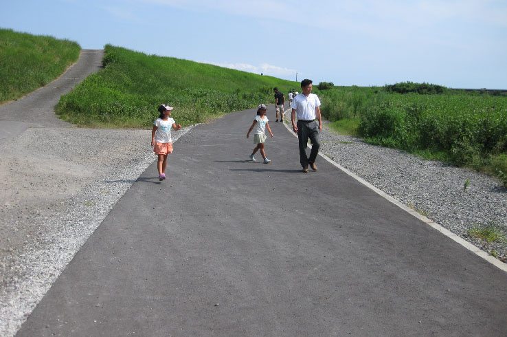 写真:整備された散策路を利用する家族連れ