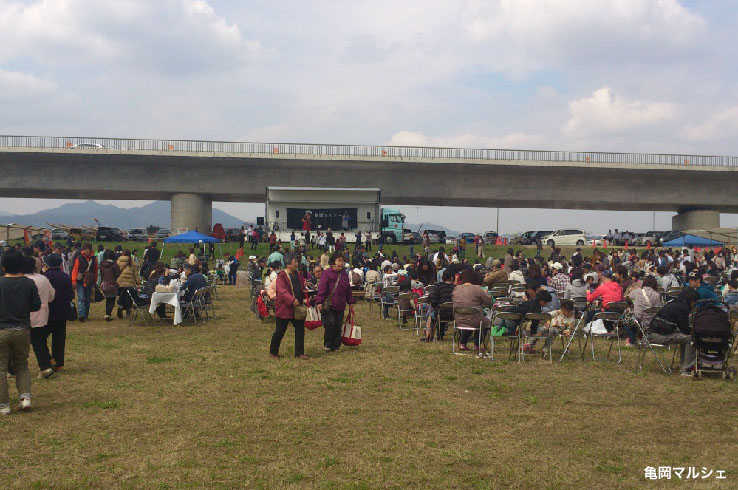 写真:かわまちづくりエリアでのイベント(亀岡マルシェ)