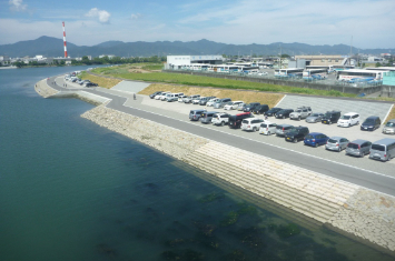 写真:イベントの拠点となる１００台以上の車が駐車できる広い駐車場