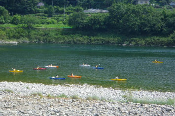 写真:目の前を流れる吉野川ではカヌーを楽しむこともできる
