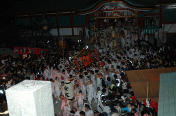 写真:防府天満宮の大祭「裸防祭」