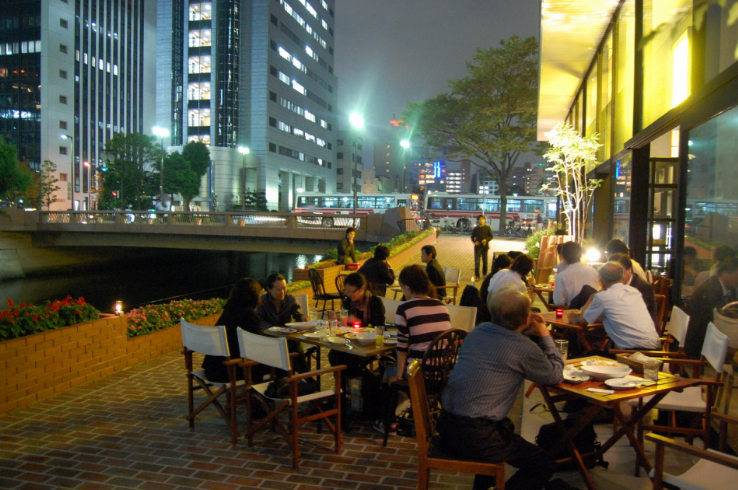 写真:那珂川・薬院新川　オープンカフェ