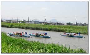 家棟川エコ遊覧船と地域のシンボル近江富士（滋賀県野洲市）