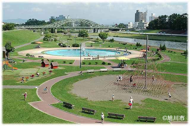 リベライン旭川パークと旭橋(石狩川)