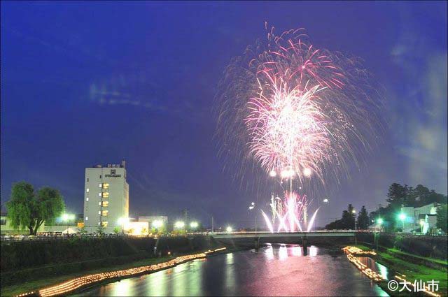 七夕花火が輝く丸子川