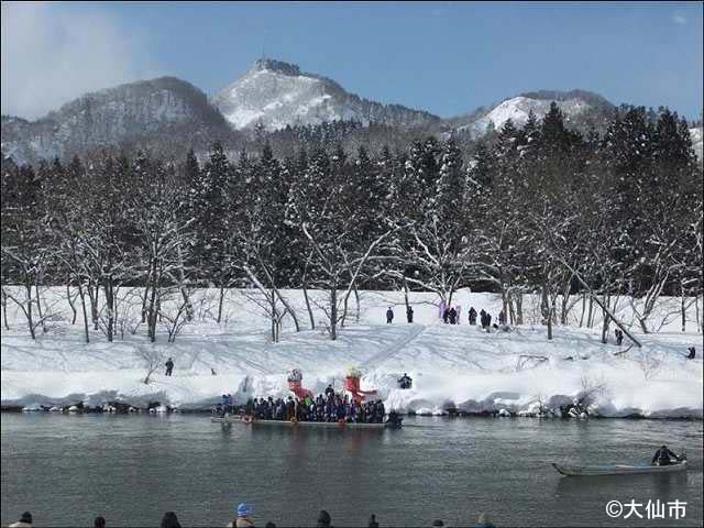 雪の出羽丘陵のふもとを流れる雄物川
