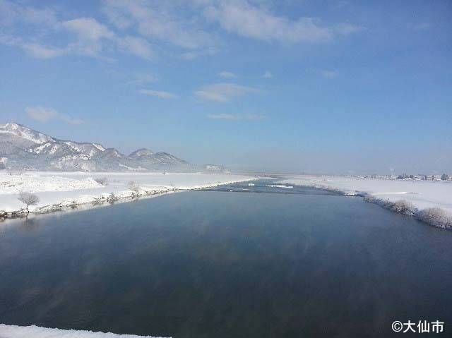 全国花火競技大会会場を雄大に流れる雪景色の雄物川