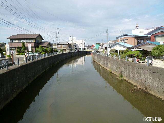 街並みと鉾田川