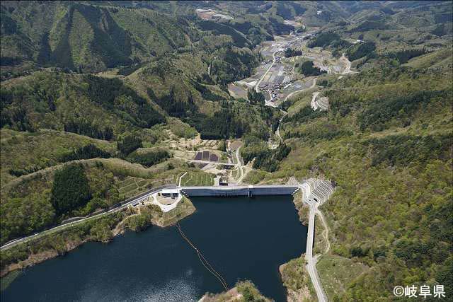 新緑の中の丹生川ダム