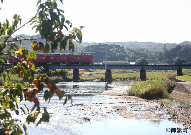 可児川に秋の柿と赤い電車