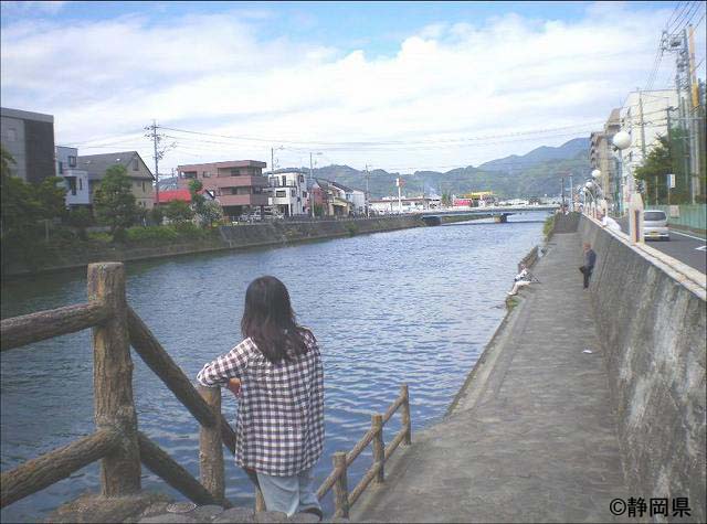 秋空と巴川