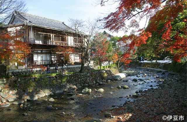 湯の香薫る色彩豊かな桂川