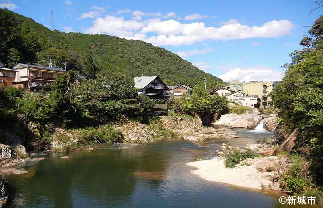 湯けむり漂う宇連川