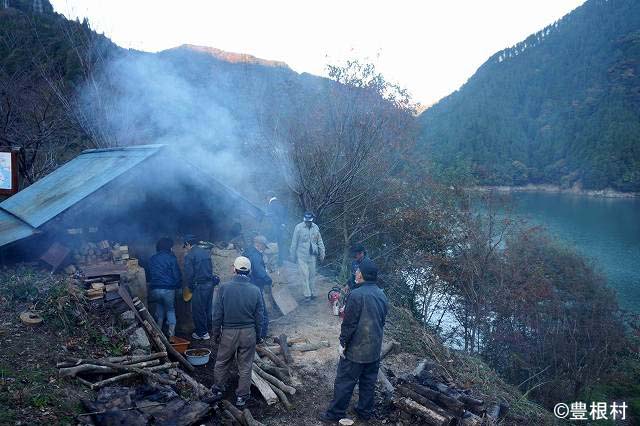 佐久間湖畔の炭焼き小屋